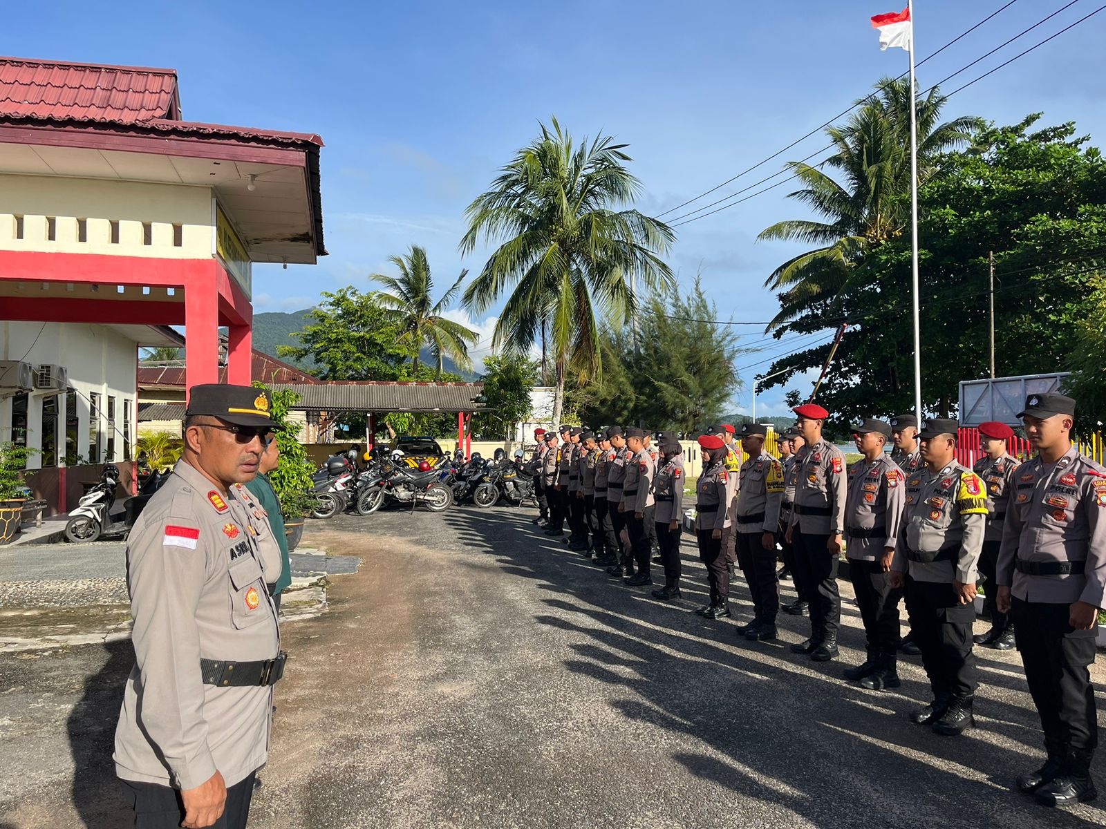  Kapolsek Bunguran Timur Beri Arahan Personel untuk Pengamanan TPS di Empat Kecamatan Menjelang Pilkada
