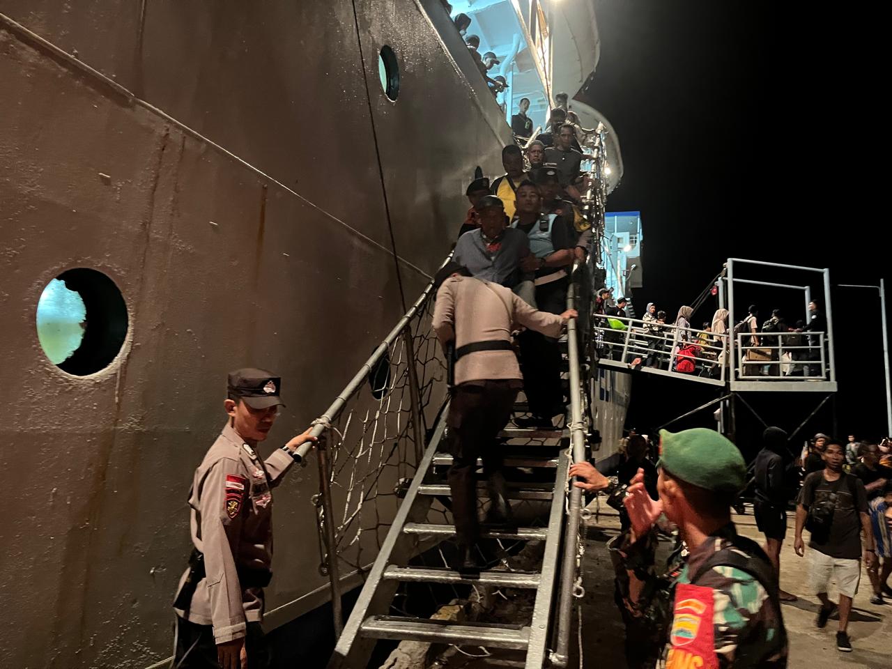 Wujudkan Rasa Aman dan Nyaman NATARU, Polres Natuna Bersama Polsek Jajaran Berikan Pelayanan di Pelabuhan 