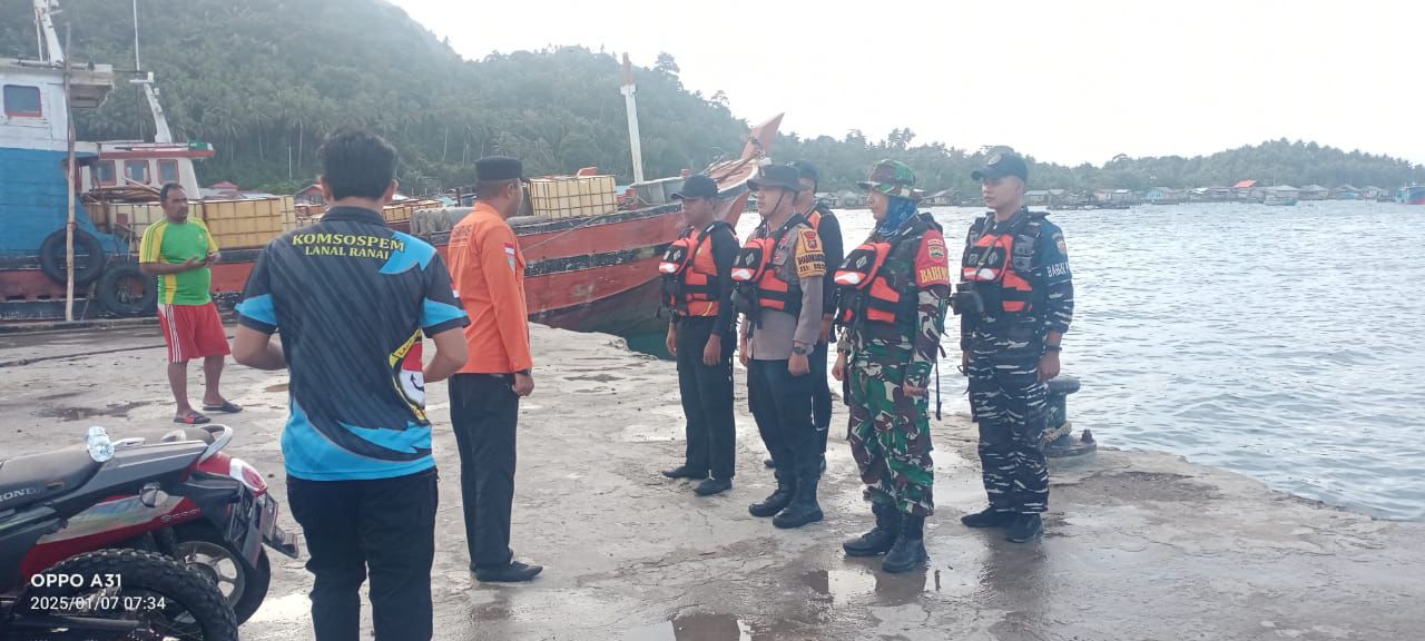 TNI, Polri, Basarnas, dan Masyarakat Bersama-Sama Cari Nelayan Hilang di Perairan Pulau Serasan