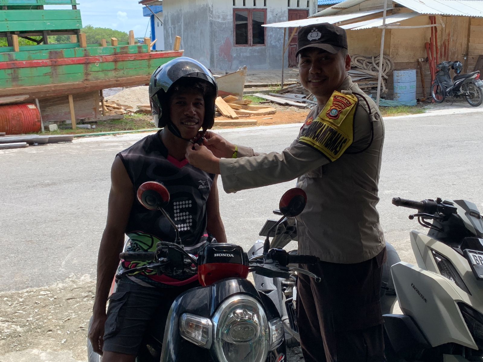 Bhabinkamtibmas Polres Natuna Sosialisasi Keselamatan Berlalu Lintas Jelang Ramadhan dan Idul Fitri 1446 H