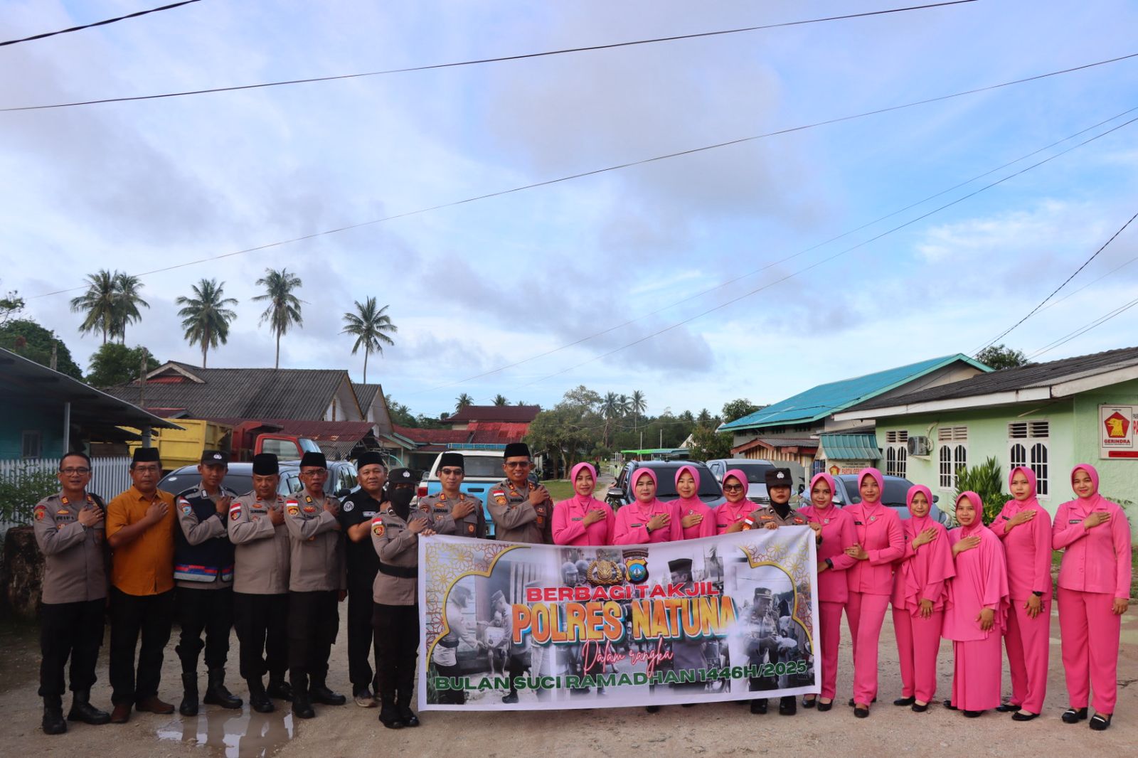 Polres Natuna dan Bhayangkari Berbagi Takjil, Bangun Kebersamaan di Bulan Ramadan