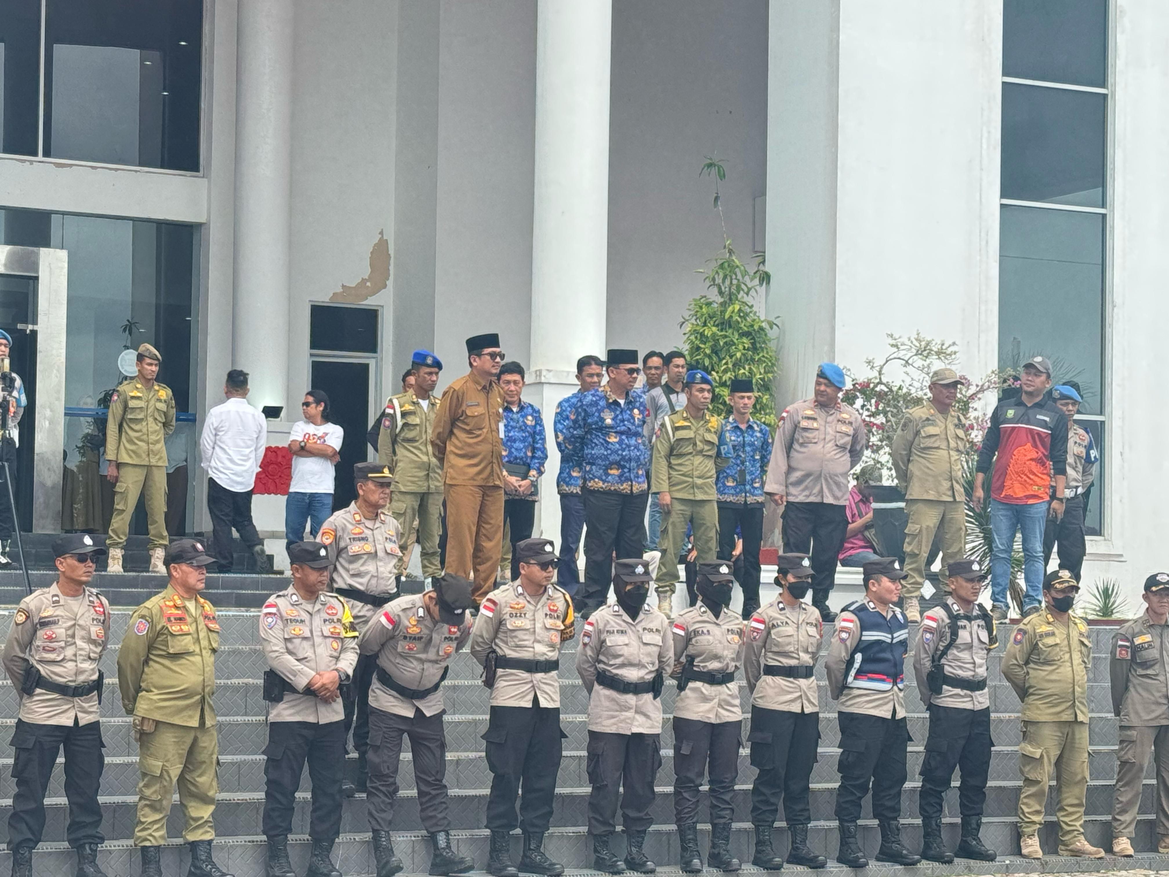 Polres Natuna Amankan Unjuk Rasa Penyedia Jasa Konstruksi di Depan Kantor Bupati