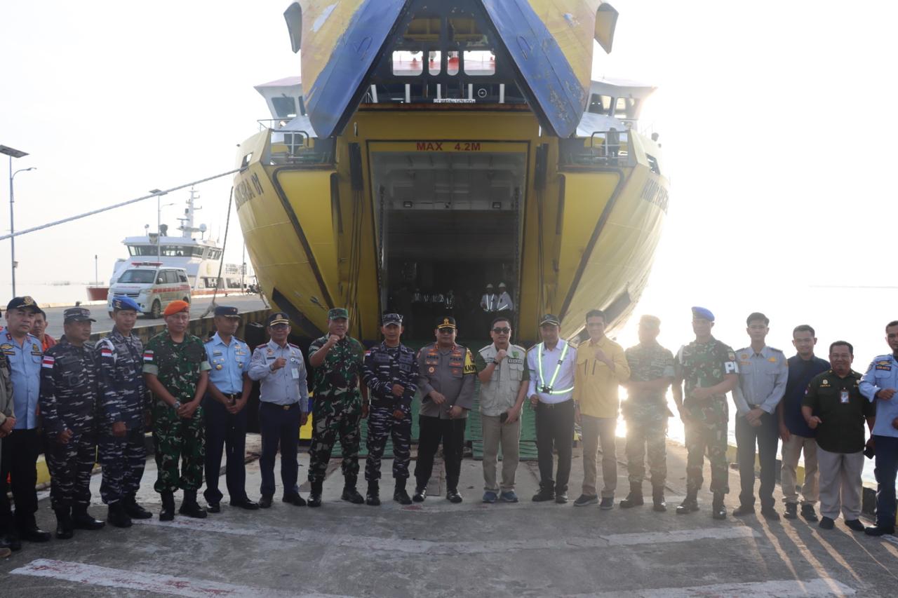 Kapolres Natuna Bersama Forkopimda Tinjau Arus Mudik di Pelabuhan Penagi