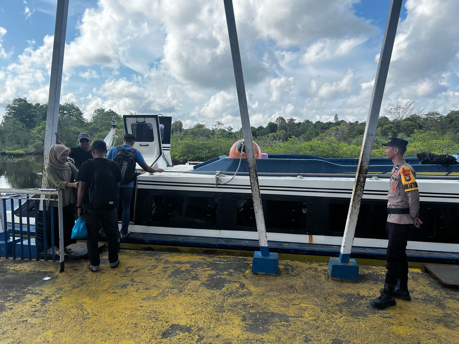 Polres Natuna Jaga Kelancaran  Turun Naik Penumpang di Pelabuhan Binjai, Arus Balik Mudik Penumpang Aman dan Nyaman