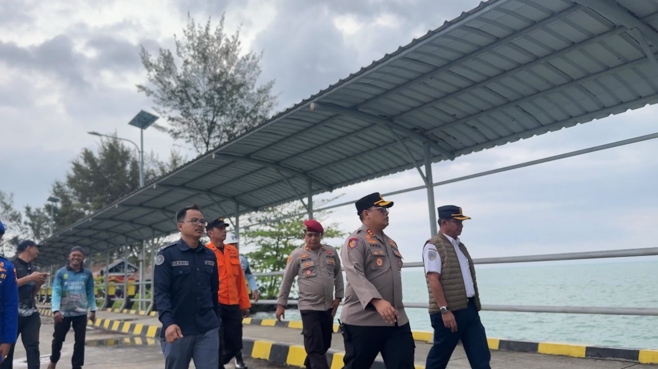 Kapolres Natuna Cek dan Kontrol Pengamanan Arus Balik Lebaran, Berikan Pelayanan Kesehatan dan Bingkisan untuk Penumpang Kapal