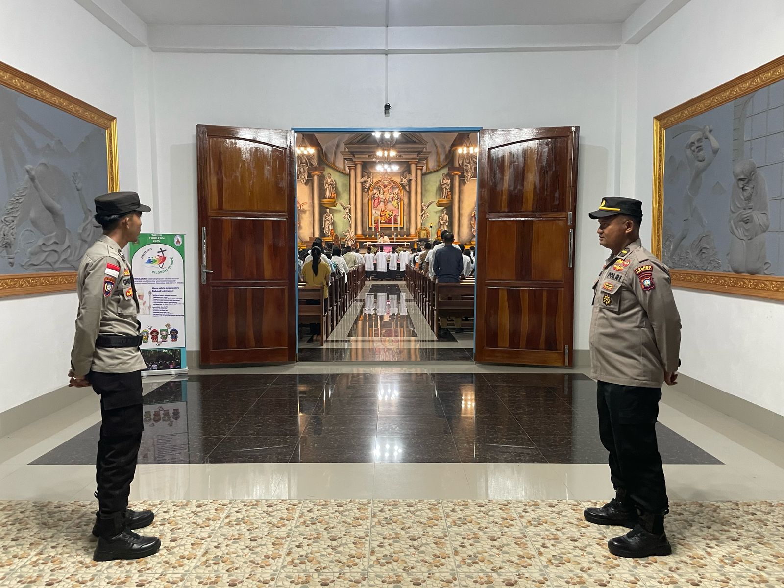 Polres Natuna Amankan Ibadah Peringatan Wafat Isa Almasih dan Paskah di Gereja Santo Paulus