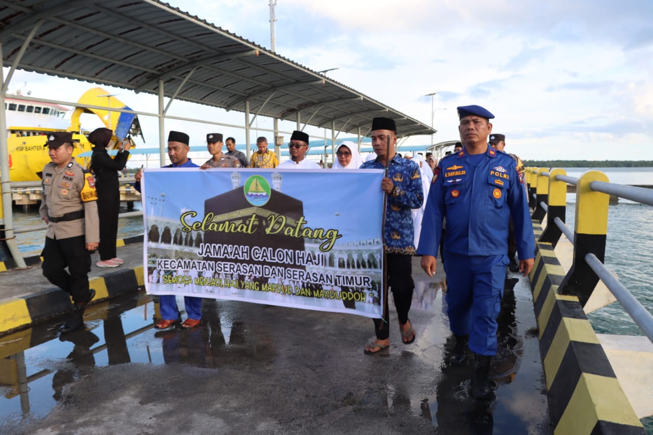 Satpol Airud Polres Natuna Kawal Kedatangan Calon Jemaah Haji dari Serasan dan Serasan Timur