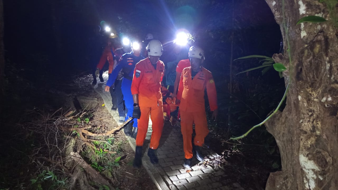 Polres Natuna Bersama Basarnas Evakuasi 7 Pendaki Gunung Ranai, Satu Wanita Muda Alami Cedera Kaki