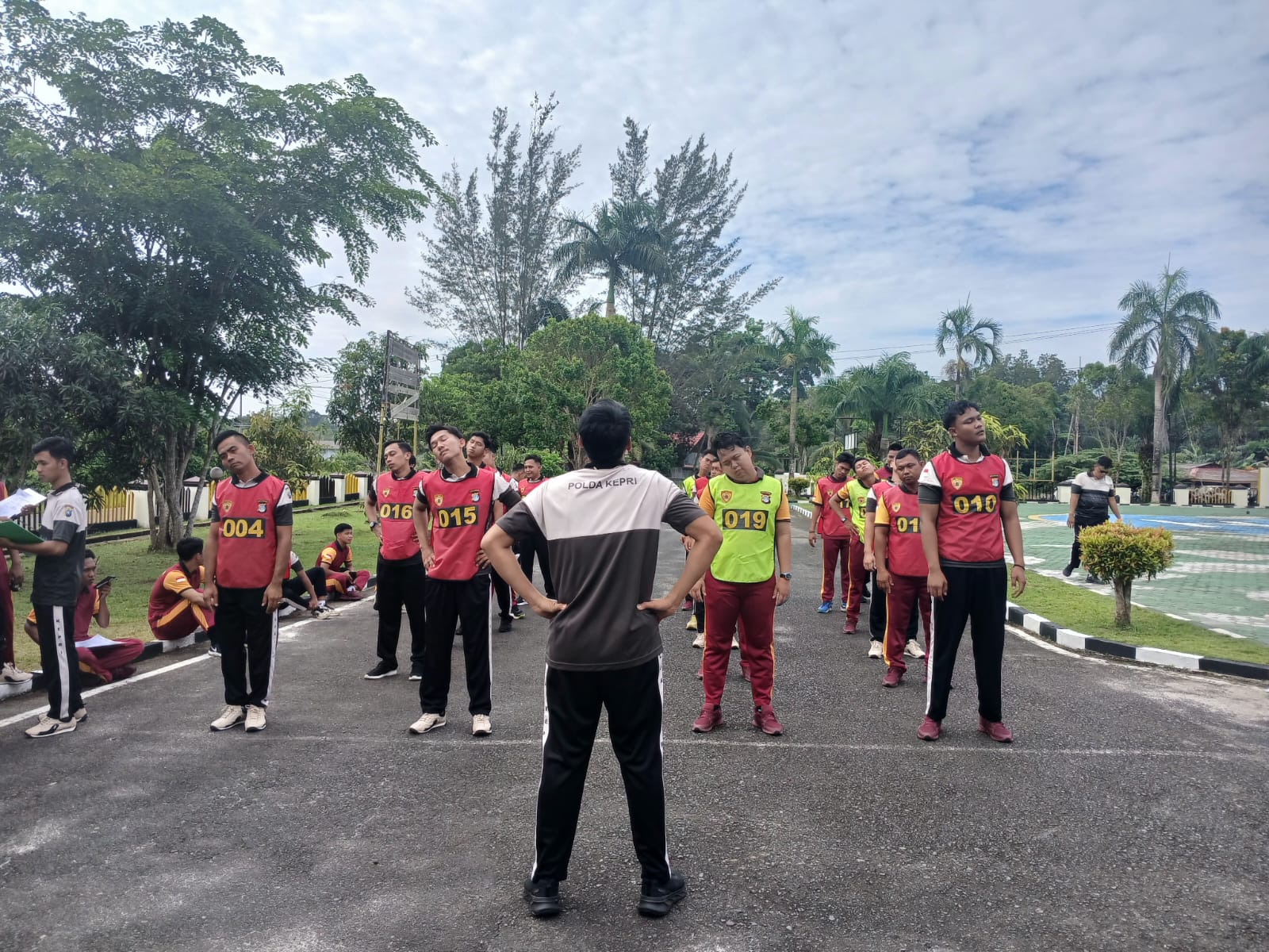 Kapolres Natuna Gelar Tes Kesamaptaan Jasmani dan Berbagi di Momen Jumat Berkah