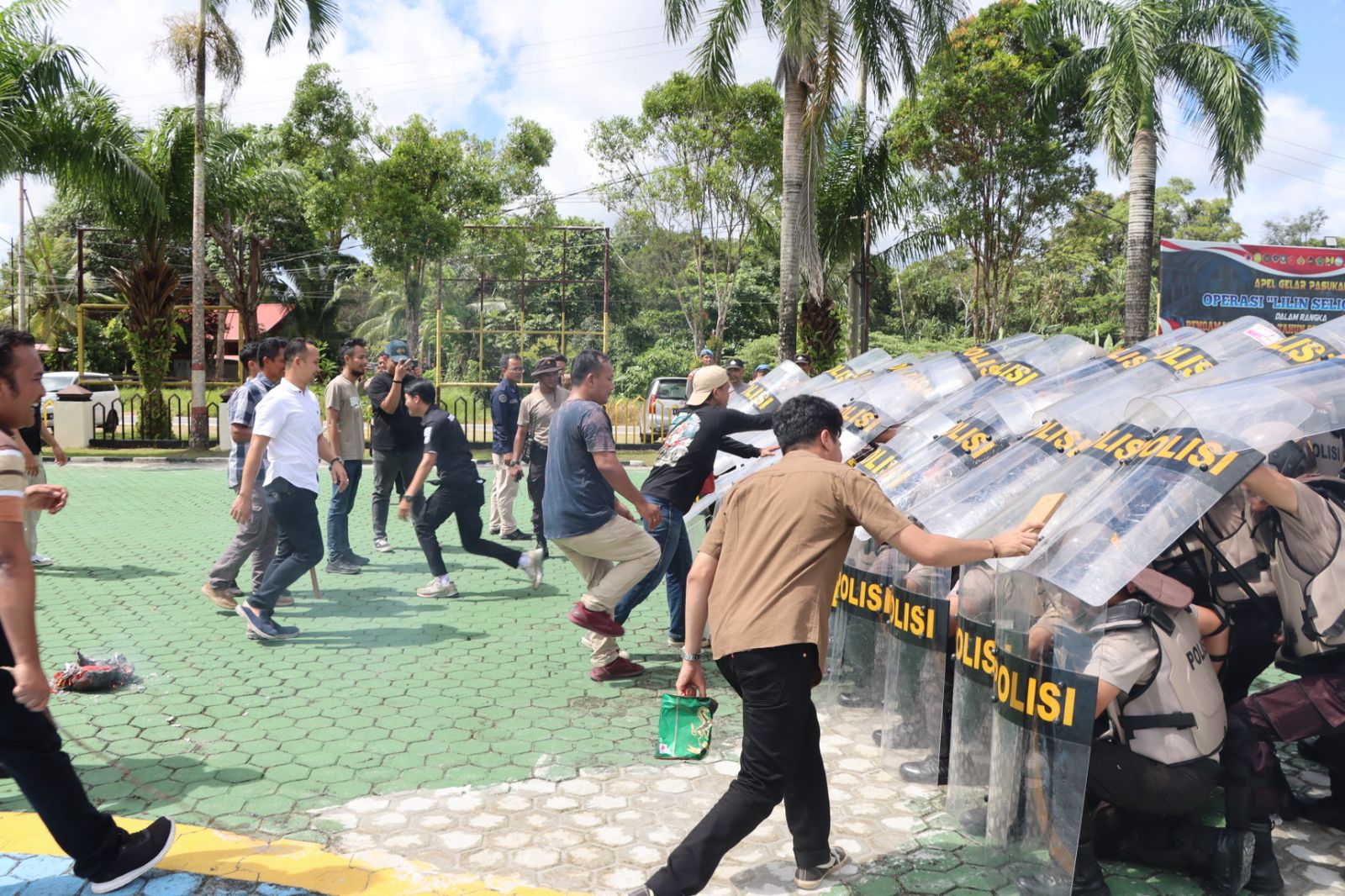 Jelang Hari Buruh, Polres Natuna Gelar Latihan SISPAMKOTA dan DALMAS