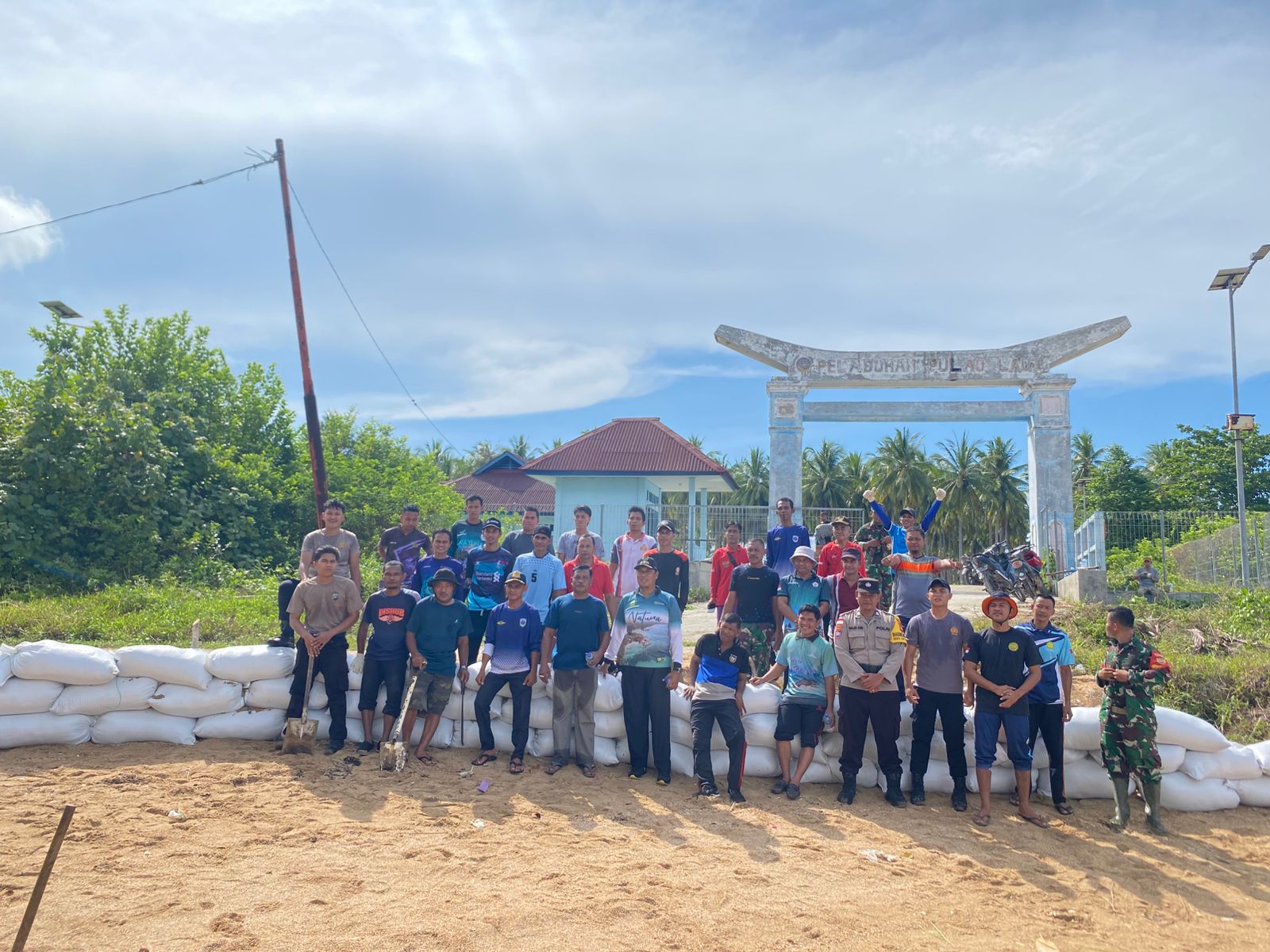 Sinergitas di Ujung Utara Indonesia: Personil Polsek Pulau Laut Gotong Royong Perbaiki Jalan Menuju Pelabuhan Perintis