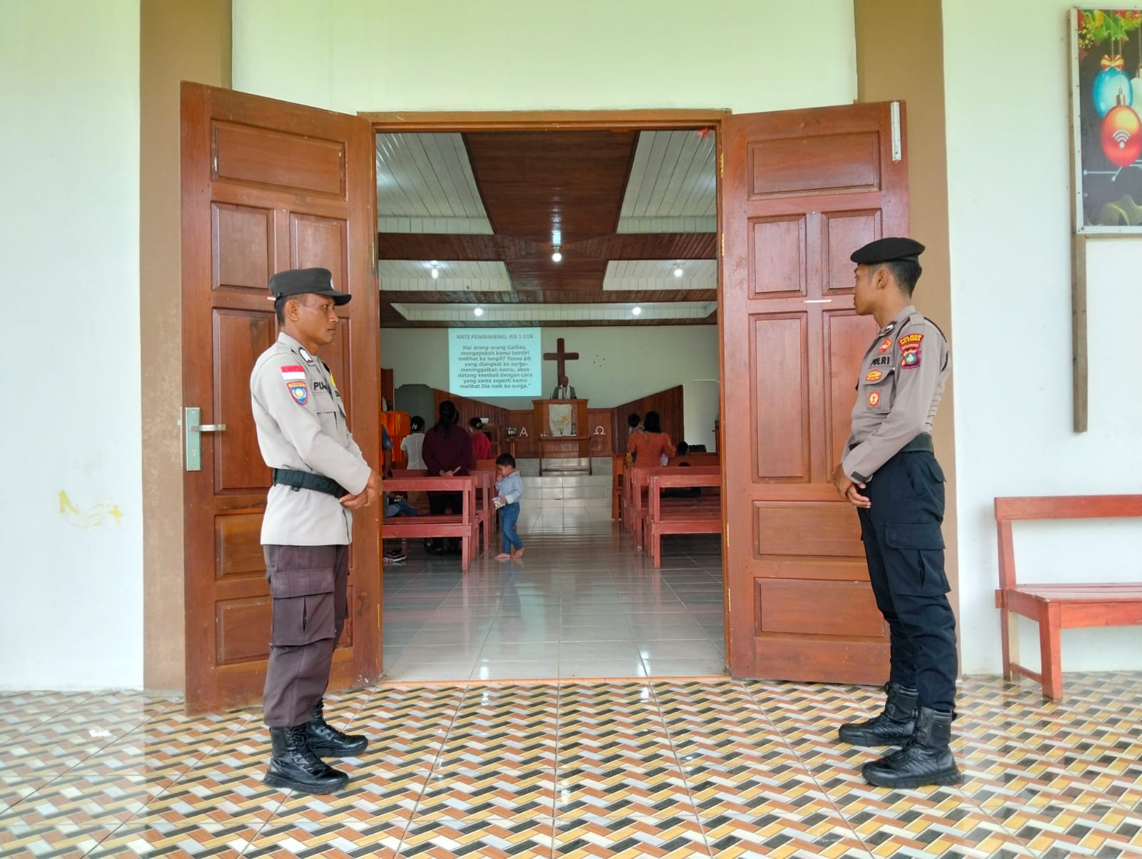 Polres Natuna bersama Polsek  Bunguran Timur Jaga Kedamaian Ibadah Kenaikan Isa Almasih
