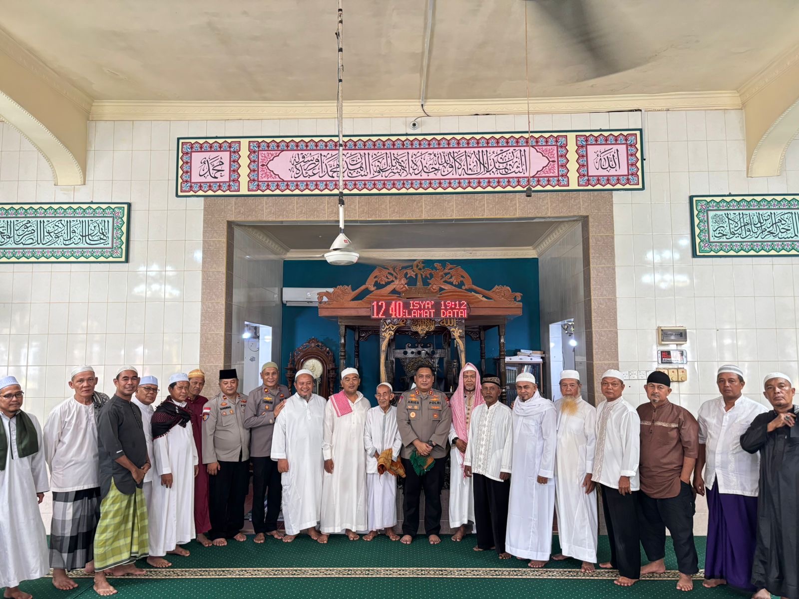 Kapolres Natuna Bersama Jamaah Masjid Al-Jamik Eratkan Silaturahmi Lewat Jumat Curhat Kamtibmas