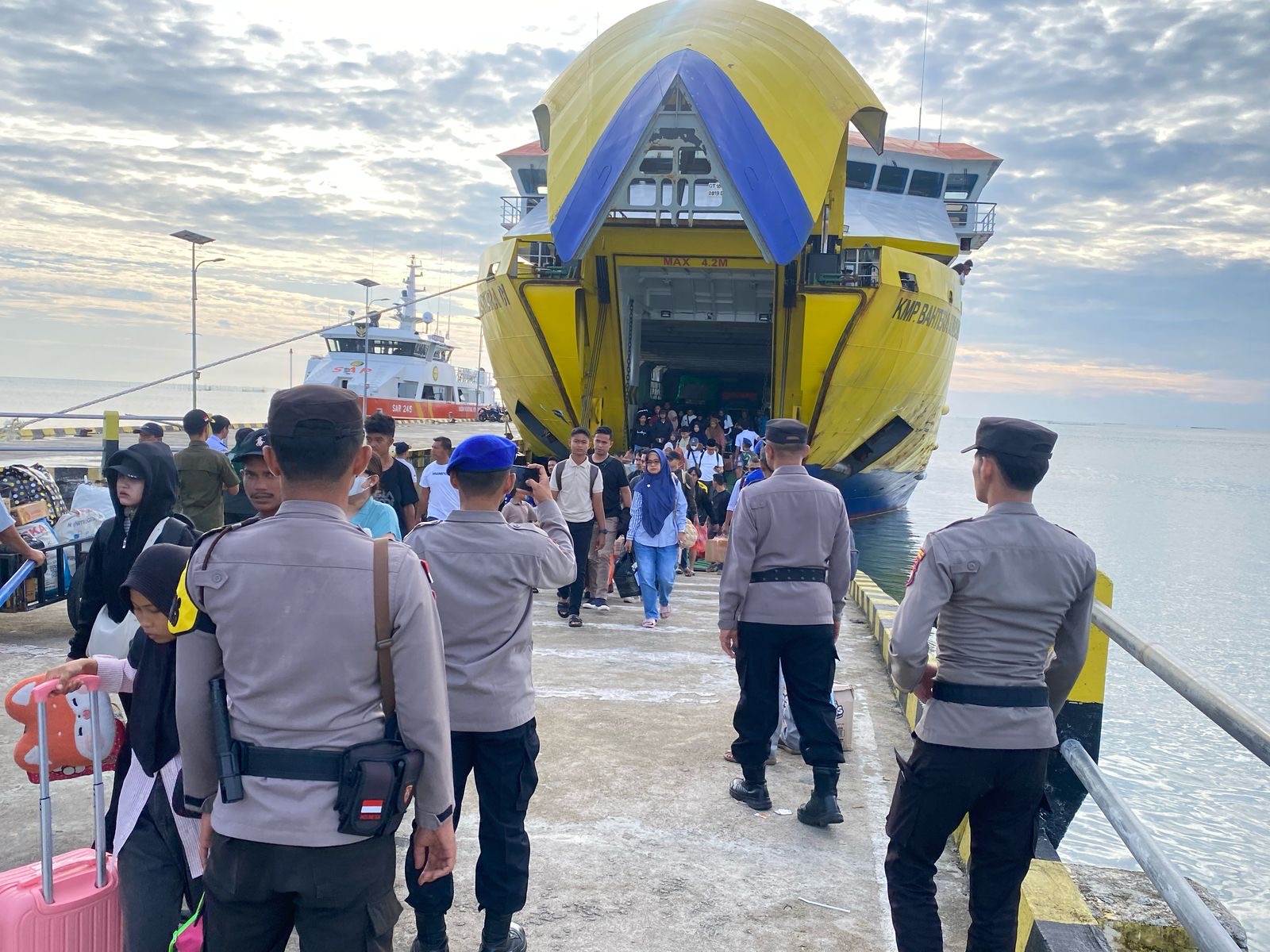 Polsek Bunguran Timur Monitoring Kedatangan KMP Bahtera Nusantara 01 di Pelabuhan Penagi