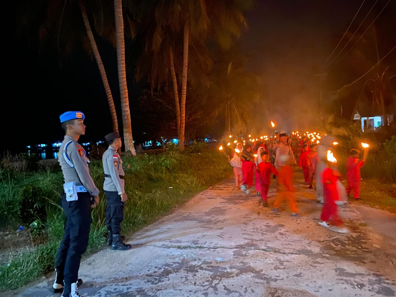 Ratusan Warga Pulau Laut Gelar Pawai Obor dan Takbir Keliling, Polsek Pulau Laut Bagun Sinergi Lakukan Pengamanan