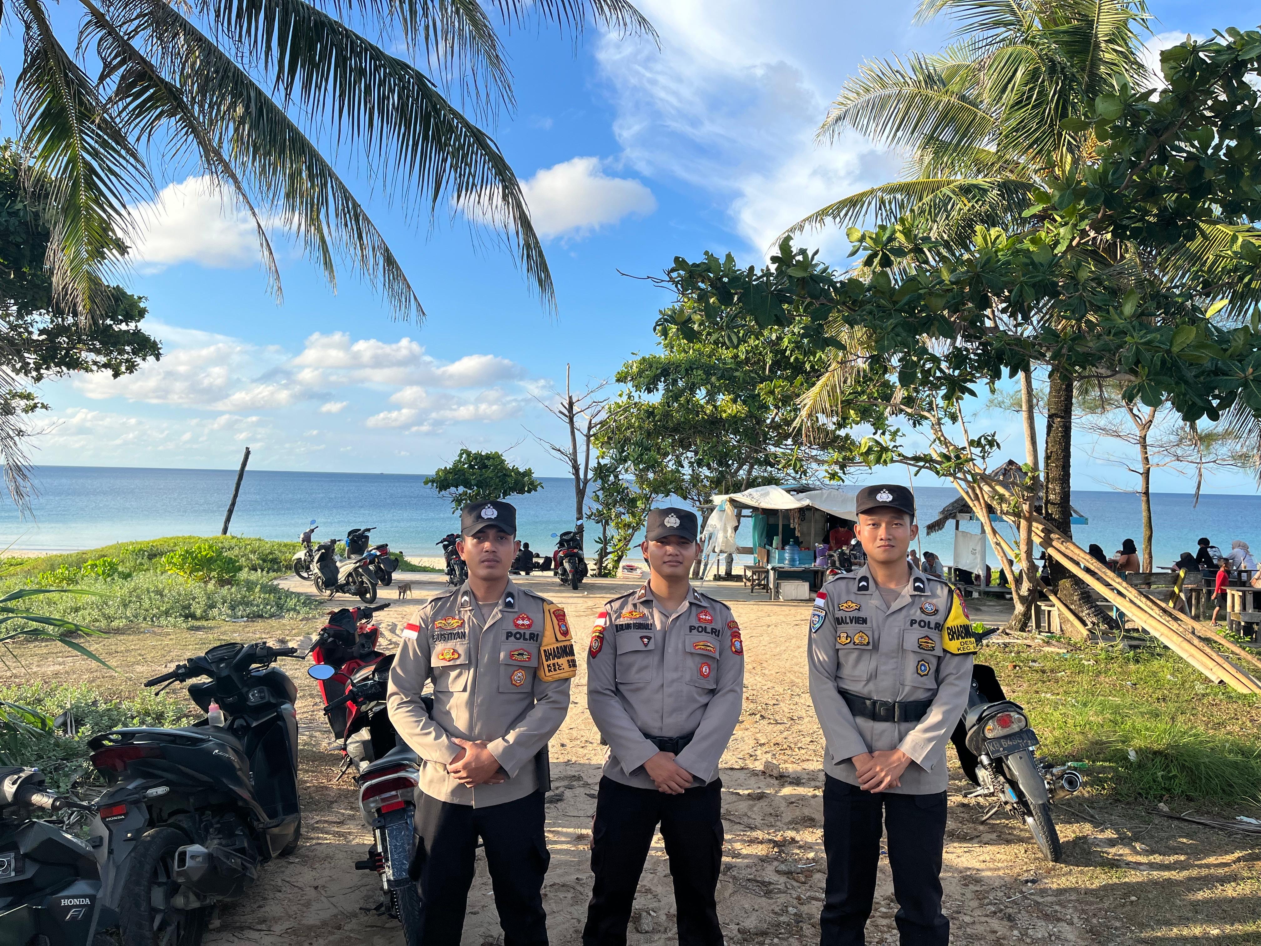 Polsek Serasan Laksanakan Pengamanan Objek Wisata Pantai Sisi Saat Libur Idul Adha 1446 H