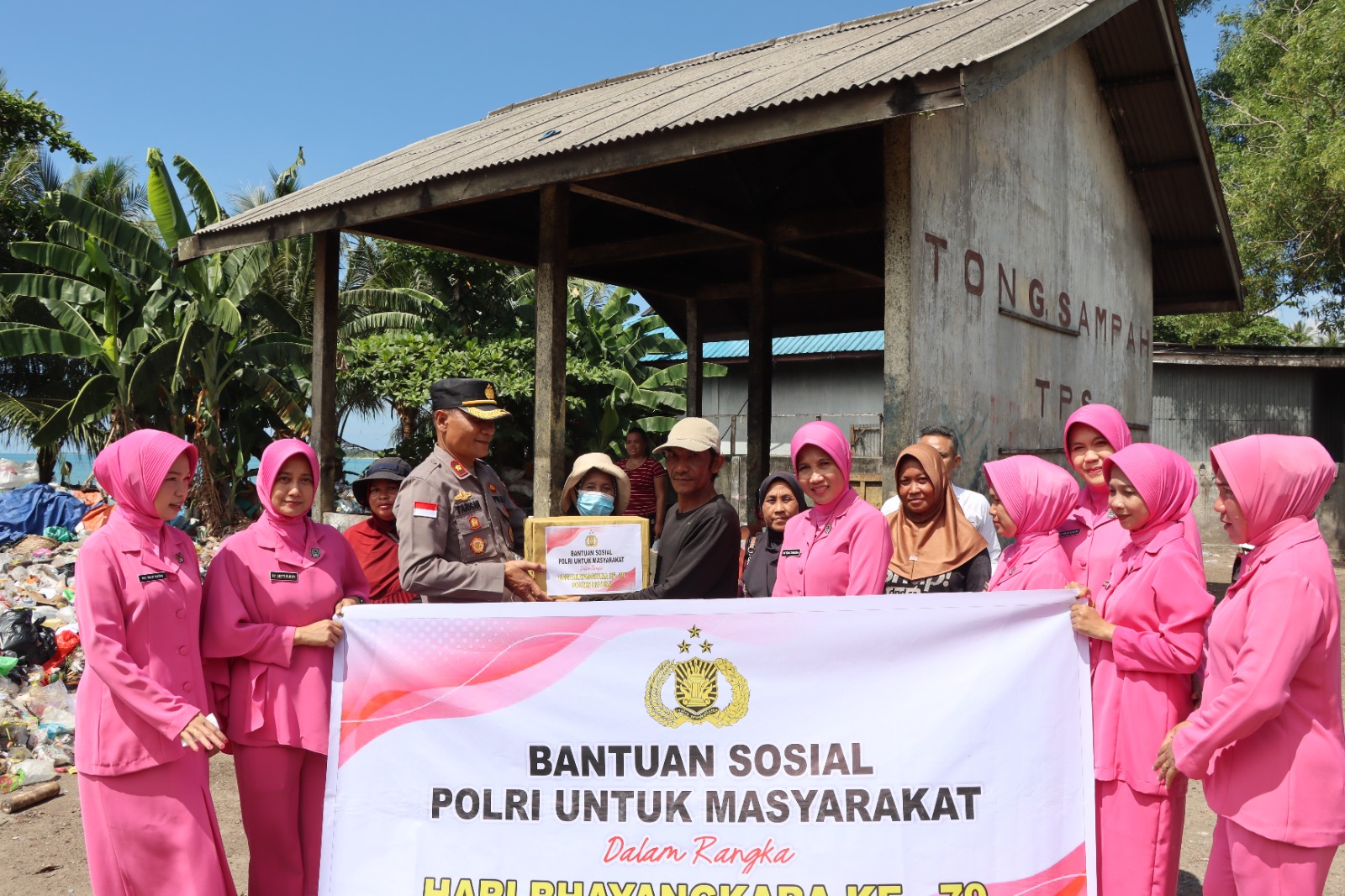 Hari Bhayangkara ke-79, Polres Natuna Bagikan  Paket Sembako ‎