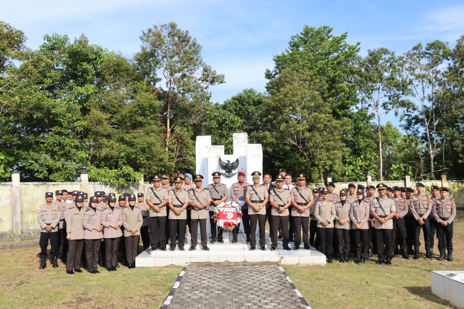 ‎Hari Bhayangkara Ke-79, Polres Natuna Upacara Ziarah Makam Pahlawan sebagai tanda penghormatan ‎