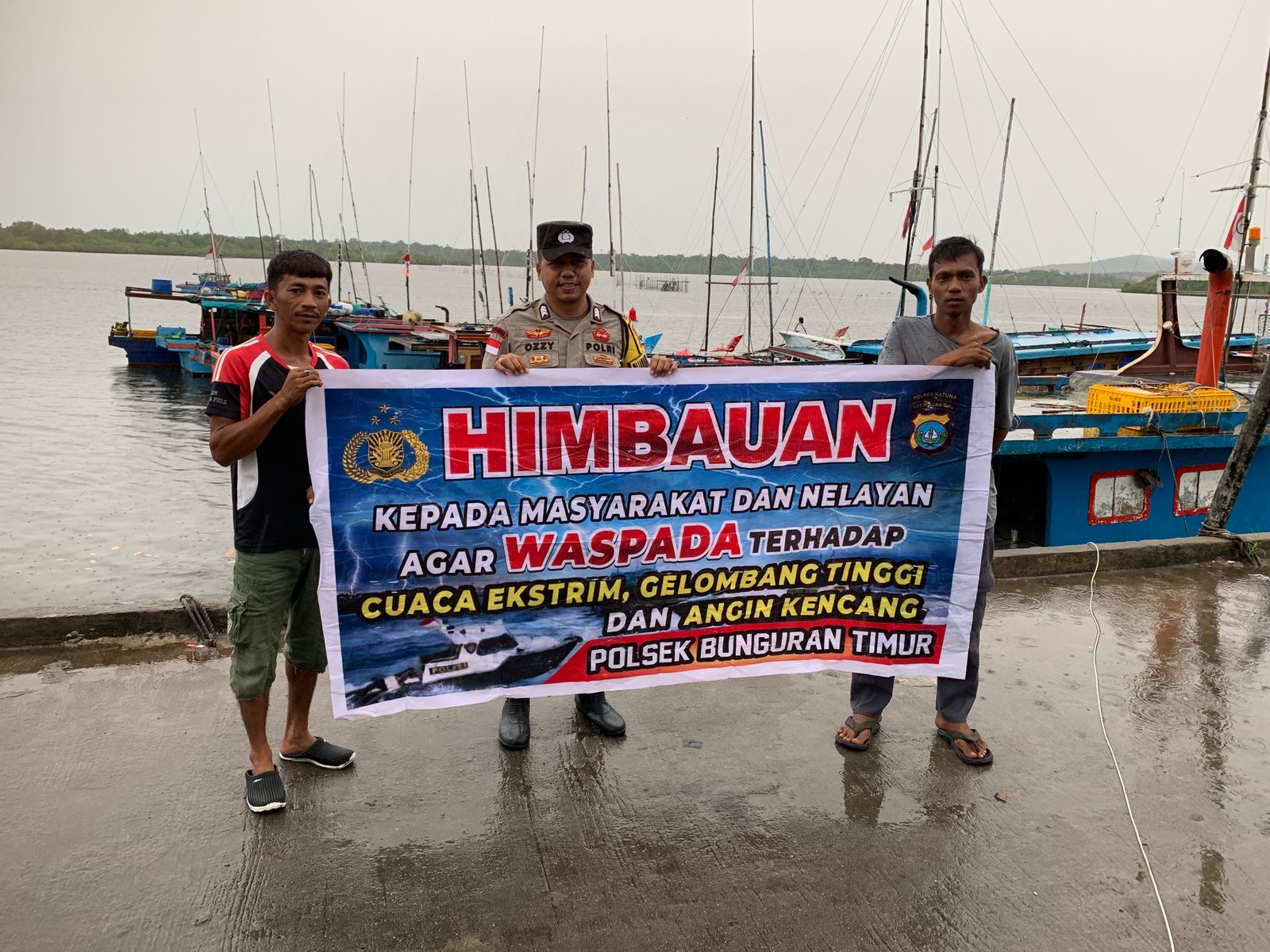 Antisipasi Cuaca Ekstrem, Bhabinkamtibmas Kelurahan Bandarsyah Himbau Nelayan dan Warga Tetap Waspada