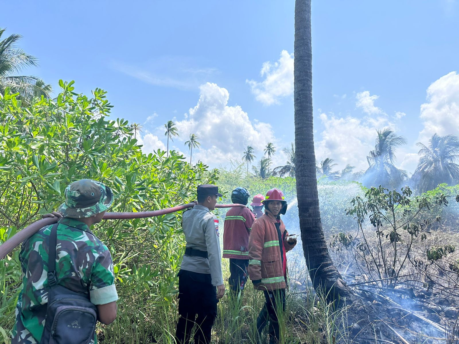 Polsek Bunguran Timur Bergerak Cepat Tangani Kebakaran Lahan Kosong di Desa Cemaga Tengah